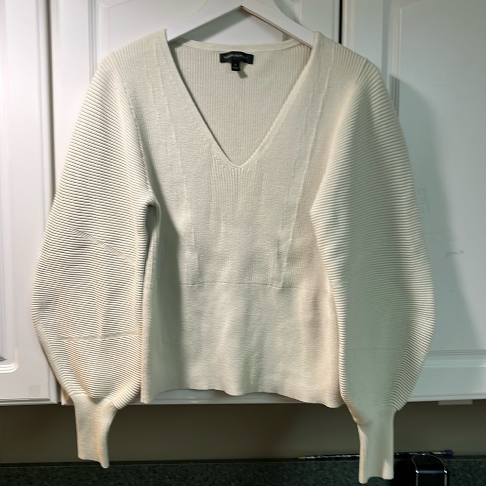 Banana Republic, long sleeve sweater.
Size: M.
Color: off-white